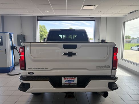 Used 2025 Chevrolet Silverado 2500 High Country w/ High Country Premium Package AWD/4WD image 4