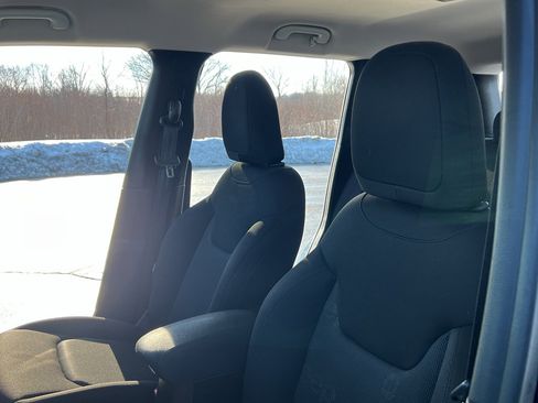 Used 2017 Jeep Renegade Latitude w/ Cold Weather Group image 17