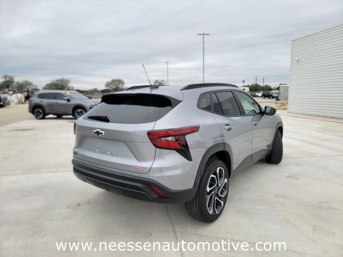 Used 2025 Chevrolet Trax RS image 7