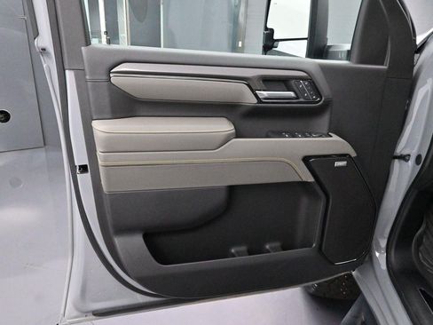 Used 2025 Chevrolet Silverado 2500 ZR2 w/ Technology Package AWD/4WD image 9