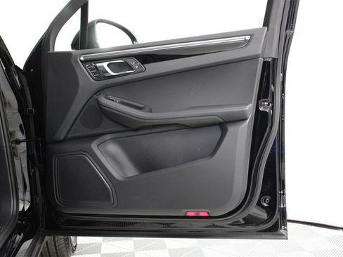 Used 2025 Porsche Macan image 23