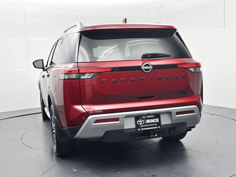 Used 2024 Nissan Pathfinder Platinum w/ Black Appearance Package AWD/4WD image 6