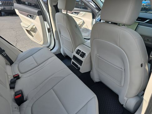 Used 2022 Jaguar XF SE RWD image 11