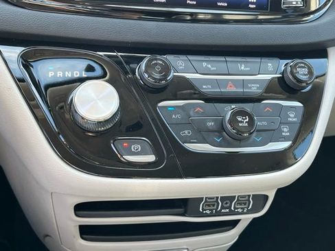 Used 2024 Chrysler Pacifica Touring-L image 26