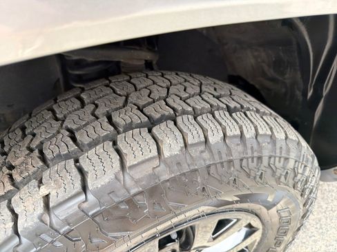 Used 2017 Toyota Tacoma SR5 w/ Tow Package AWD/4WD image 31