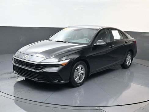 Used 2026 Hyundai Elantra SE FWD image 1