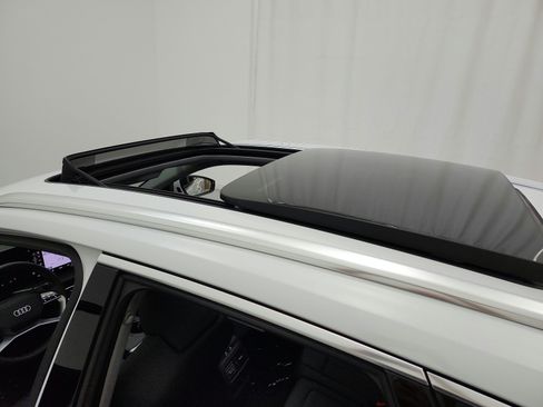 Used 2025 Audi Q5 Premium Plus w/ Premium Plus AWD/4WD image 11