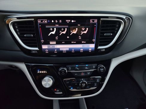 Used 2023 Chrysler Pacifica Touring-L image 4