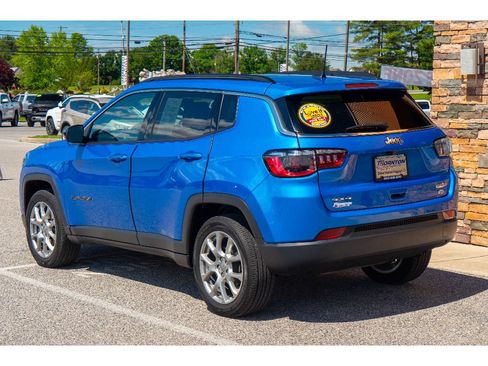 Used 2022 Jeep Compass Latitude w/ Sun and Sound Group AWD/4WD image 5