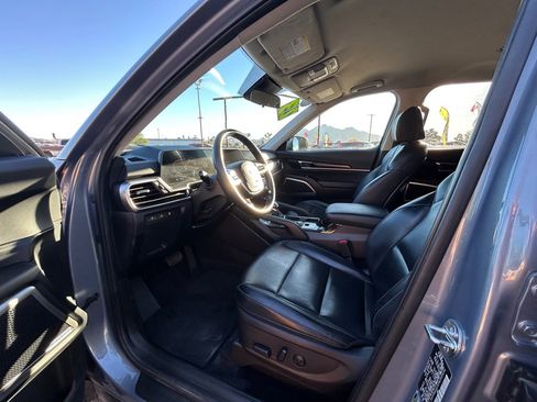Used 2023 Kia Telluride S image 12