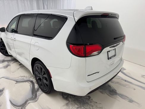 Used 2020 Chrysler Pacifica Touring w/ S Appearance Package FWD image 6