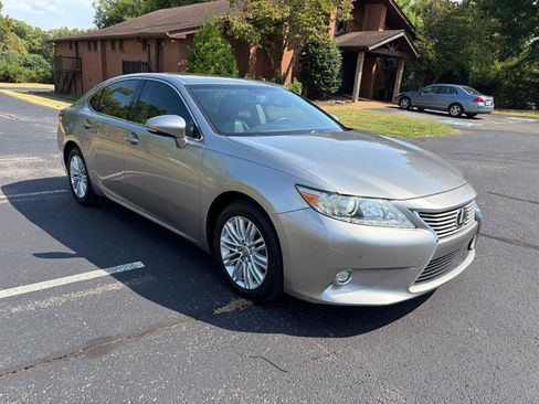 Used 2015 Lexus ES 350 w/ Luxury Package FWD image 3