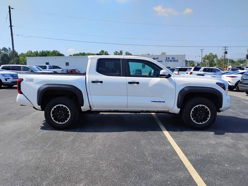 Used 2025 Toyota Tacoma TRD Off-Road AWD/4WD image 4