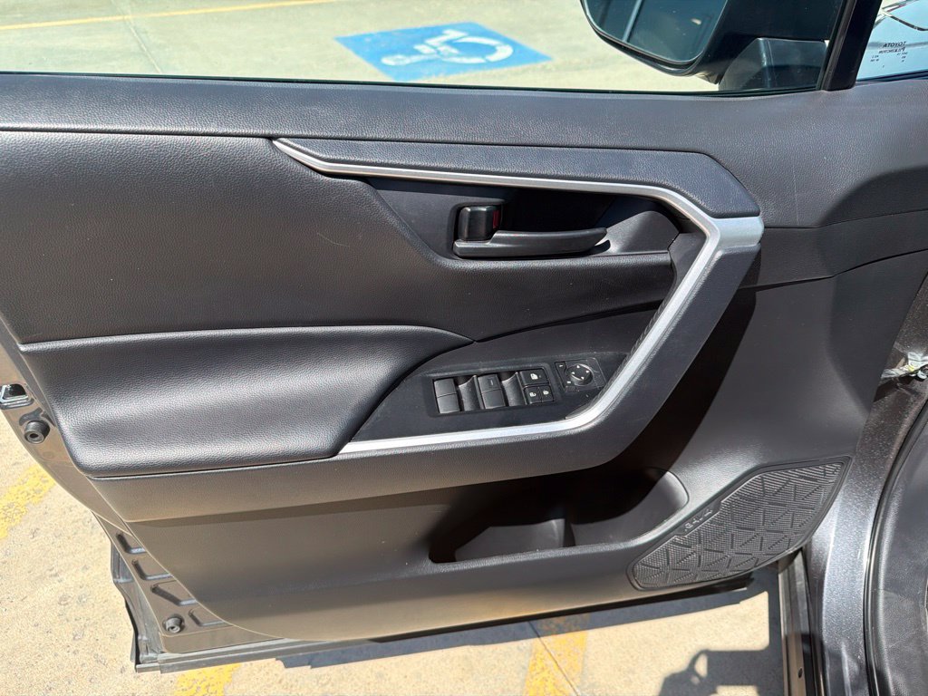 Used 2025 Toyota RAV4 LE AWD/4WD image 9