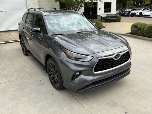 Used 2023 Toyota Highlander XLE FWD image 2
