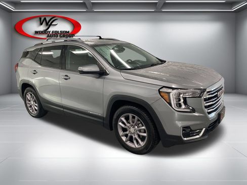 Used 2024 GMC Terrain SLT w/ LPO, Cargo Package FWD image 3