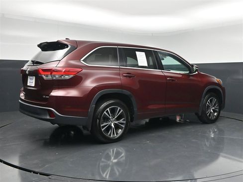 Used 2018 Toyota Highlander Plus w/ Carpet Mat Package (TMS) AWD/4WD image 5
