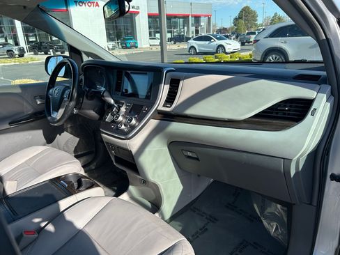 Used 2016 Toyota Sienna XLE FWD image 28