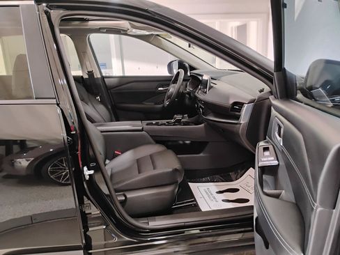 Used 2024 Nissan Rogue SV w/ SV Premium Package FWD image 18