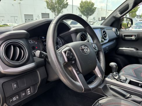 Used 2022 Toyota Tacoma TRD Sport AWD/4WD image 16