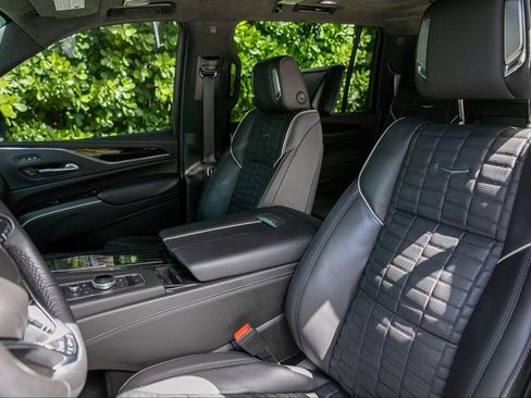 Used 2023 Cadillac Escalade ESV V AWD/4WD image 18