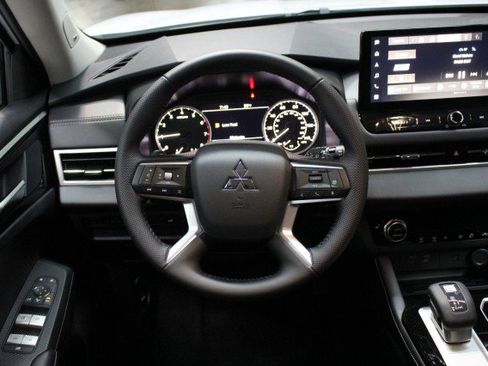 New 2025 Mitsubishi Outlander SE image 23