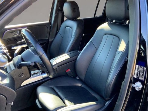 Used 2021 Mercedes-Benz GLB 250 4MATIC w/ Premium Package image 24