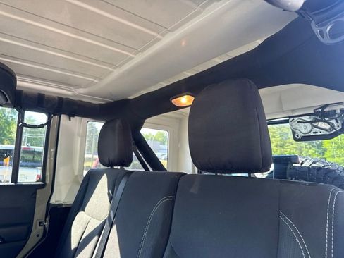 Used 2018 Jeep Wrangler Unlimited Rubicon w/ Connectivity Group AWD/4WD image 20