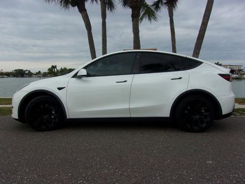 Used 2021 Tesla Model Y Long Range image 10