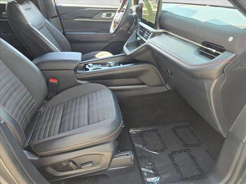 Used 2025 Ford Explorer ST-Line w/ ST-Line Street Pack image 19