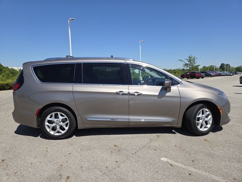 Used 2017 Chrysler Pacifica Touring-L Plus w/ Tire & Wheel Group FWD image 18