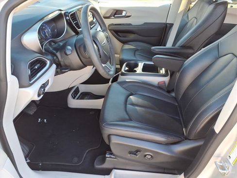 Used 2024 Chrysler Pacifica Touring-L image 7