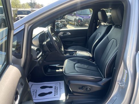 Used 2026 Chrysler Pacifica Limited FWD image 15