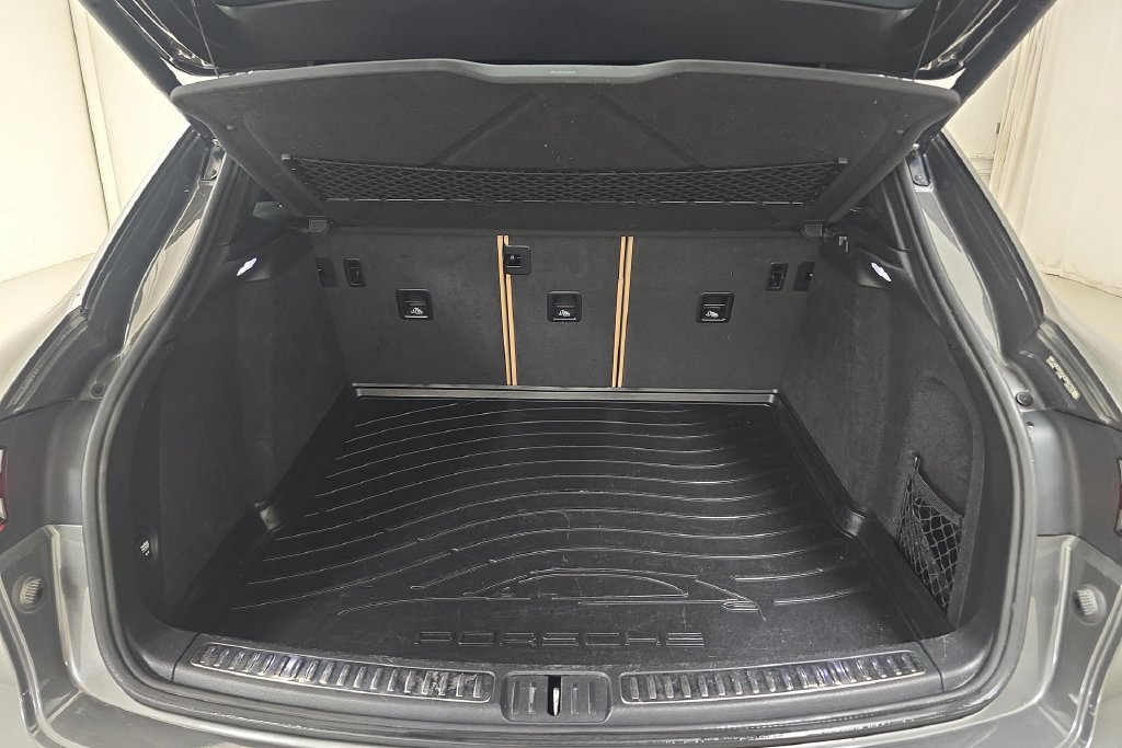 Used 2018 Porsche Macan AWD/4WD image 27