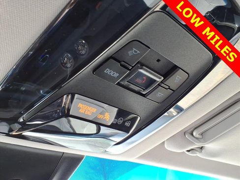 Used 2021 Toyota Venza LE w/ Carpet Mat Package (TMS) image 22