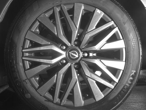 Used 2025 Nissan Altima 2.5 SV FWD image 14