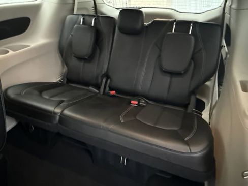 Used 2024 Chrysler Pacifica Touring-L image 17