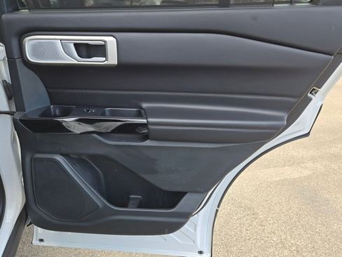 Used 2023 Ford Explorer Platinum w/ Technology Package image 13