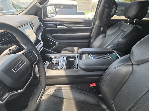 Used 2023 Jeep Wagoneer 2WD image 12