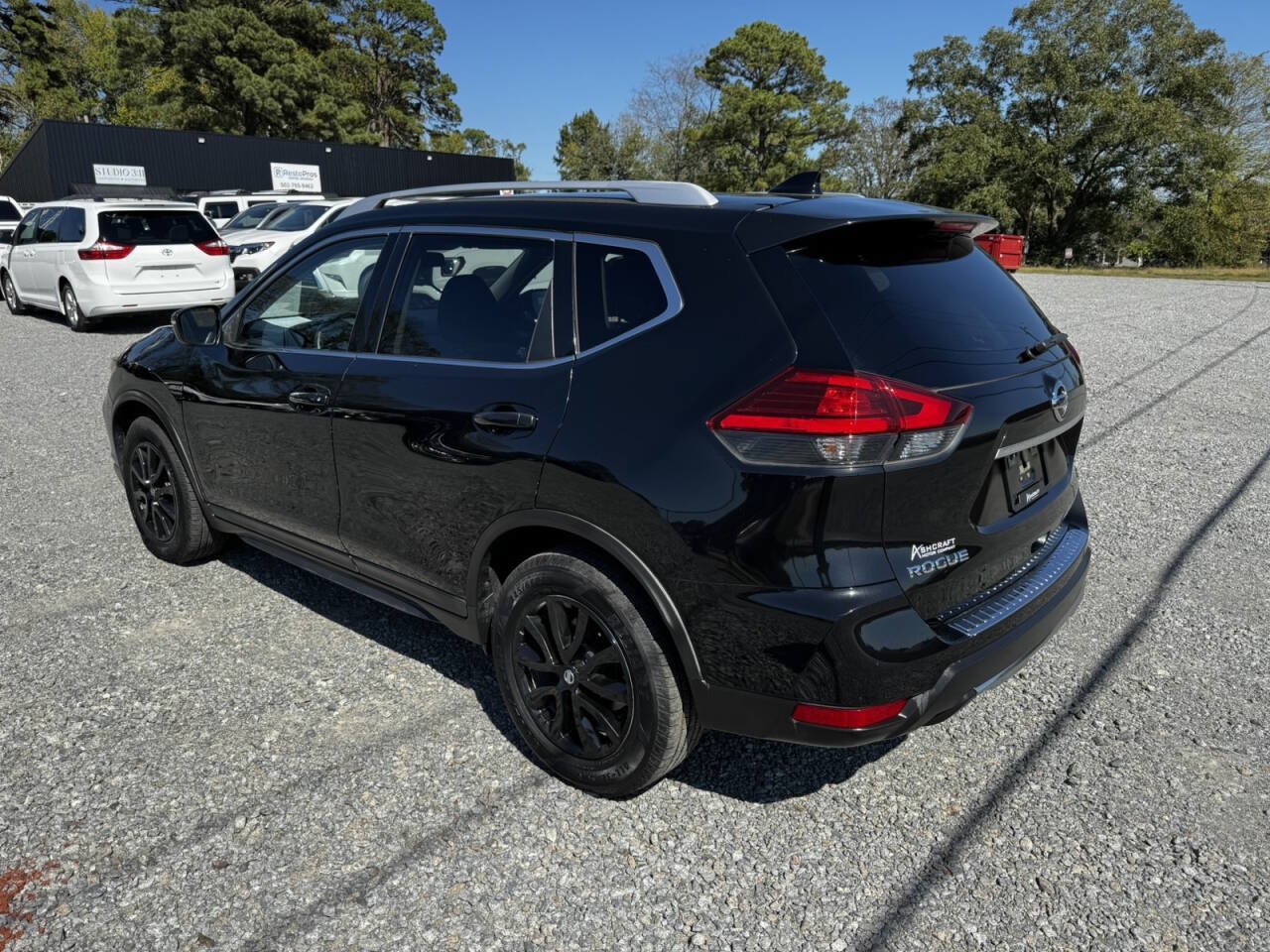 Used 2017 Nissan Rogue SV FWD image 9