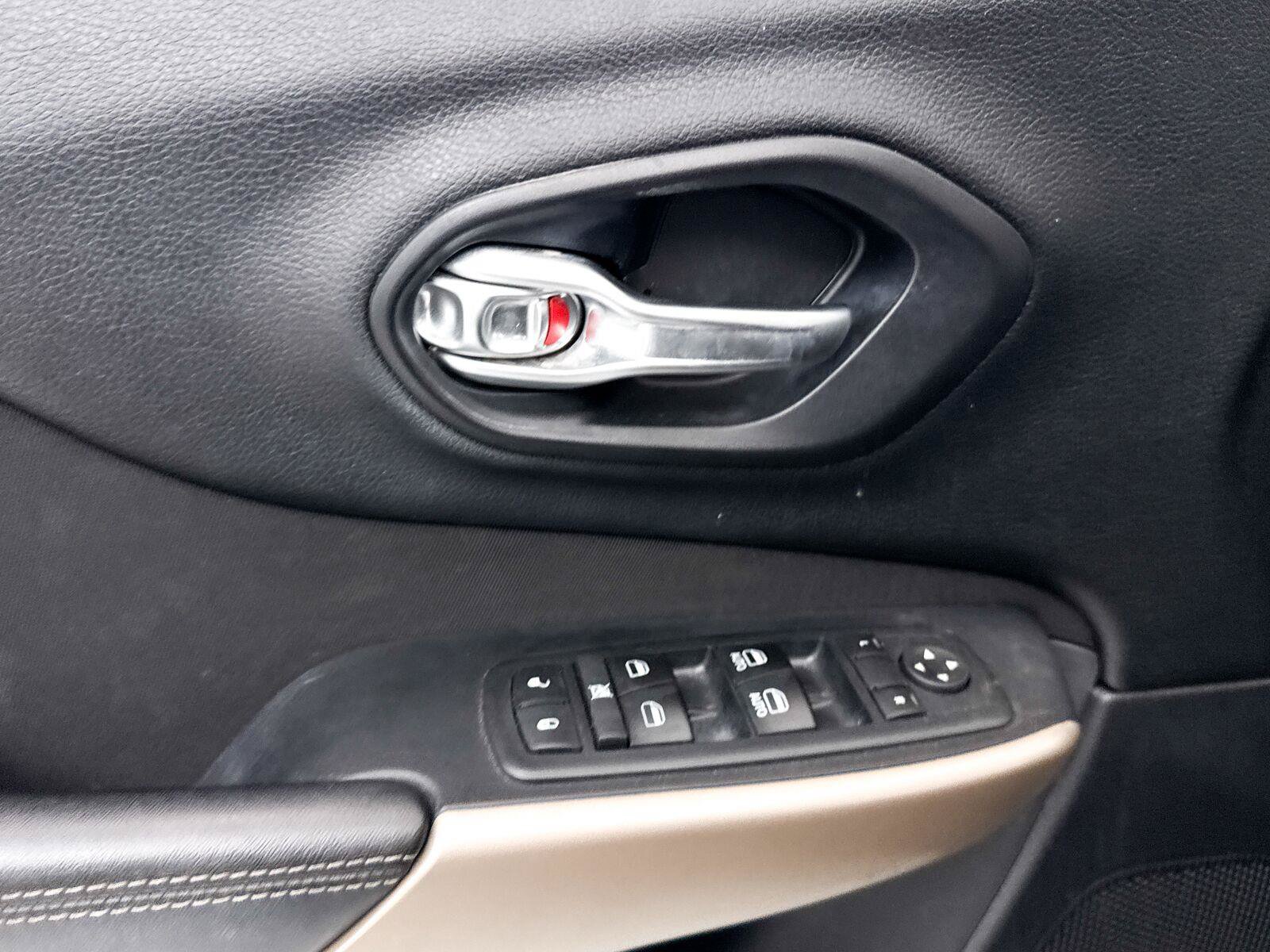 Used 2017 Jeep Cherokee Latitude w/ Comfort & Sound Group FWD image 19