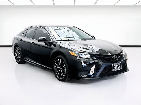 Used 2020 Toyota Camry SE w/ Carpet Mat Package FWD image 3