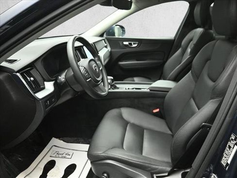 Used 2018 Volvo XC60 T5 Momentum w/ Convenience Package image 8