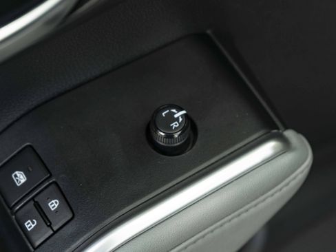 Used 2024 Toyota Highlander XLE FWD image 39