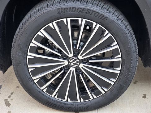 New 2026 Volkswagen Taos SE image 8