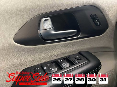 Used 2024 Chrysler Pacifica Touring-L image 36