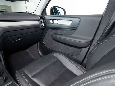 Certified 2025 Volvo XC40 B5 Core AWD/4WD image 7