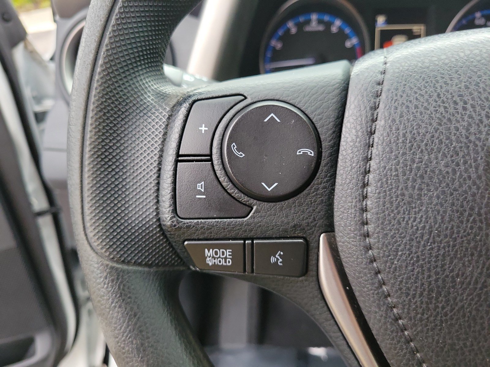 Used 2018 Toyota RAV4 LE FWD image 18