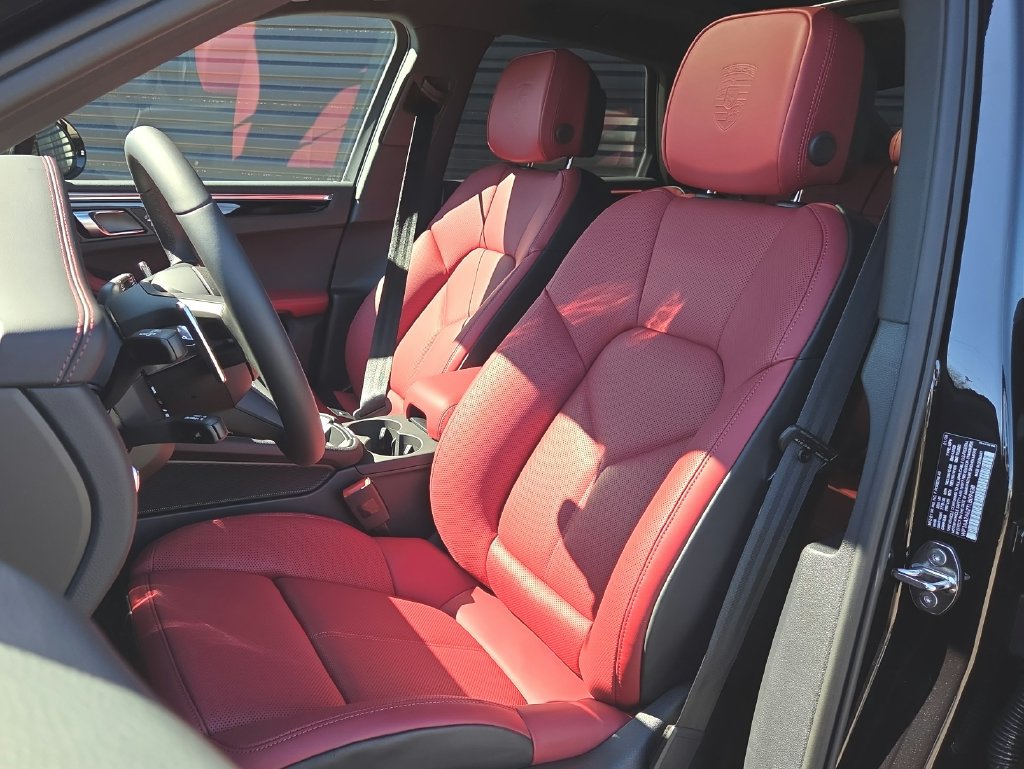 Certified 2026 Porsche Macan AWD/4WD image 5