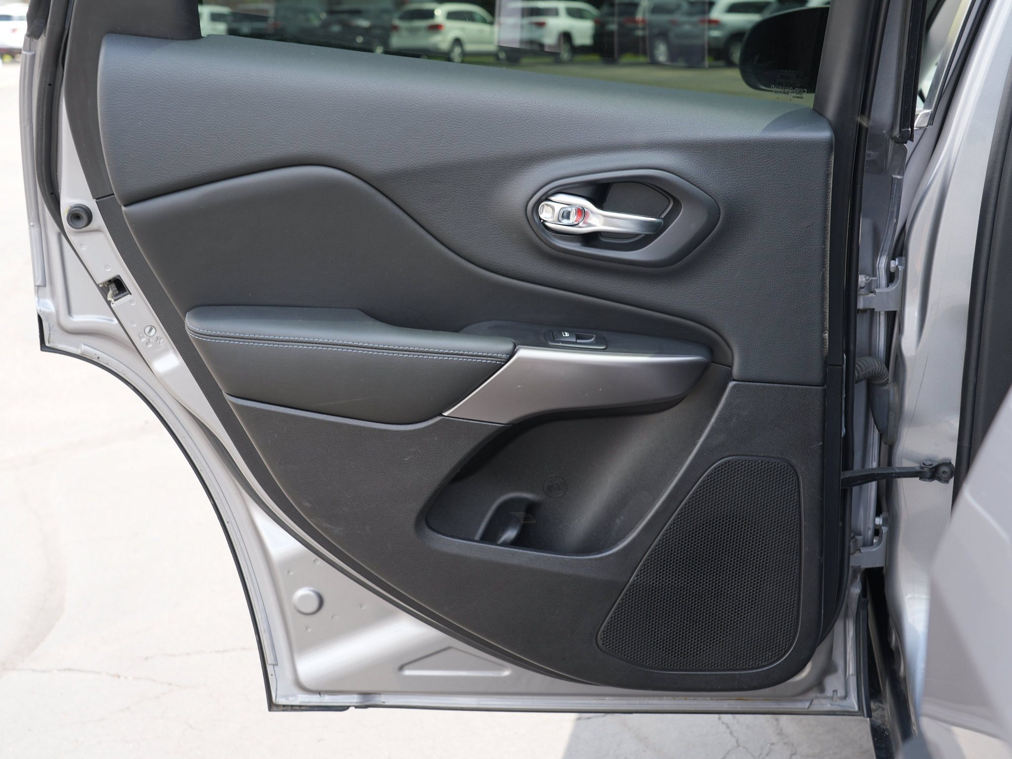 Used 2019 Jeep Cherokee Latitude w/ Popular Appearance Group AWD/4WD image 20